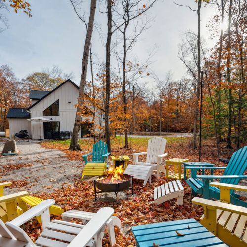 Set in the heart of Door County, Halvø Home combines wooded privacy with proximity to local attractions. Enjoy nearby Newport State Park’s hiking trails, the unique shipwrecks of Garrett Bay, and the restaurants and shops of Sister Bay just a short drive away.