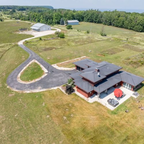 Nature lovers can explore nearby parks and preserves, including Newport State Park and Door Bluff Headlands, offering hiking trails, water views, and peaceful picnic spots.