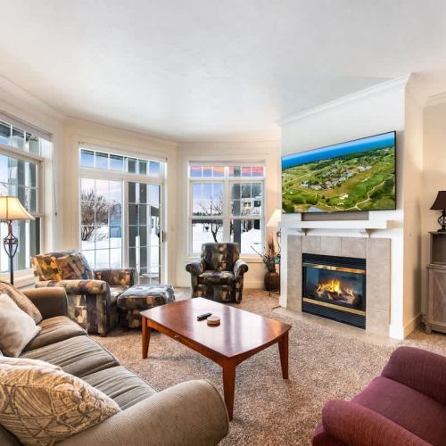 Club Cottage #3 boasts one king bedroom, queen/twin bedroom and 2 en suite bathrooms, with queen-sized pull out couch for additional guests. Enjoy amenities such as indoor fireplace, jacuzzi tub, in-unit washer and dryer and a well-stocked kitchen fo