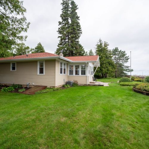 The Bayside Cabin faces the waterfront portion of the property. Perfect for waking up to the sound of waves and seagulls, or incredible sunset viewing.