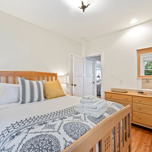 Second queen bedroom in the Bayside Cabin