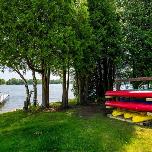 Chicory Lake House is a private Kangaroo Lake retreat with kayaks, a gameroom, and a firepit.