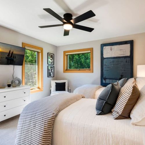 A night of sweet dreams and restful sleep awaits you in our twin bedroom.