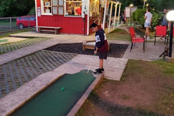 Red Putter Mini Golf