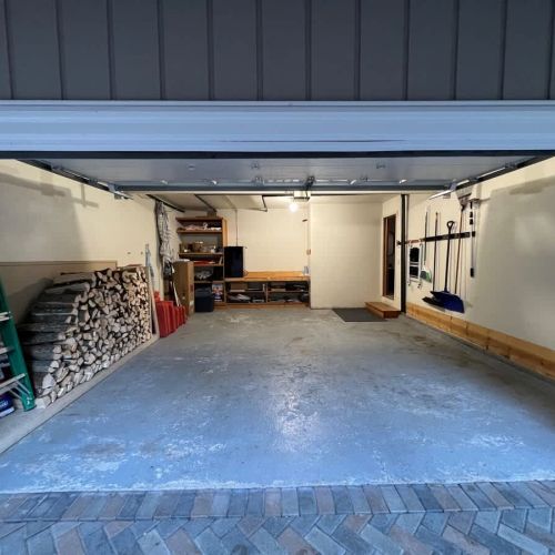 Take advantage of the attached garage during your stay, equipped with automatic opener.