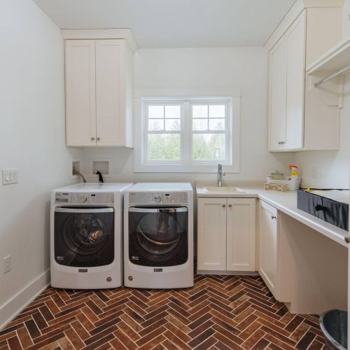 Convenient Laundry Setup: Located off the main entrance, the laundry room is designed for ease and efficiency. It's positioned near the kitchen and dining area, making it accessible yet discreet. With modern appliances and storage solutions, this lau