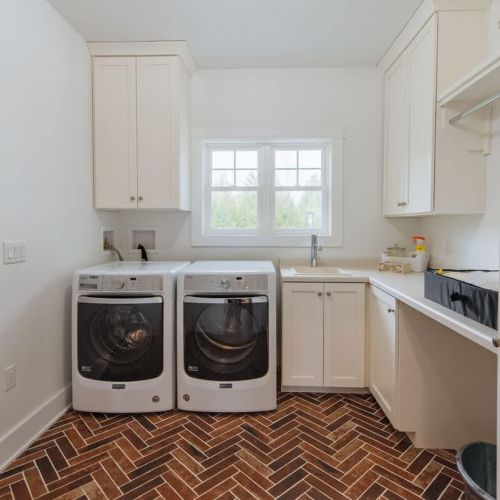 Convenient Laundry Setup: Located off the main entrance, the laundry room is designed for ease and efficiency. It's positioned near the kitchen and dining area, making it accessible yet discreet. With modern appliances and storage solutions, this lau