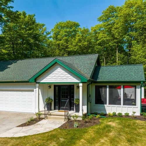 Chicory Cottage is tucked away in the beautiful and private Kangaroo Lake neighborhood.
