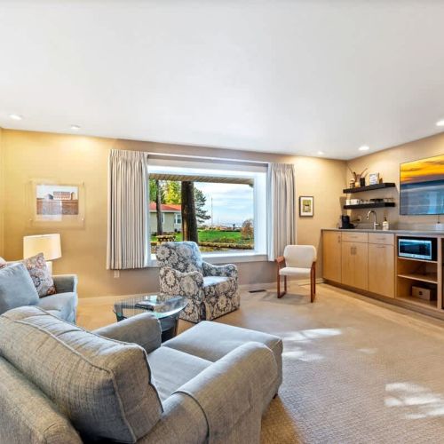 Prepare coffee and small meals and snacks in your very own private suite.