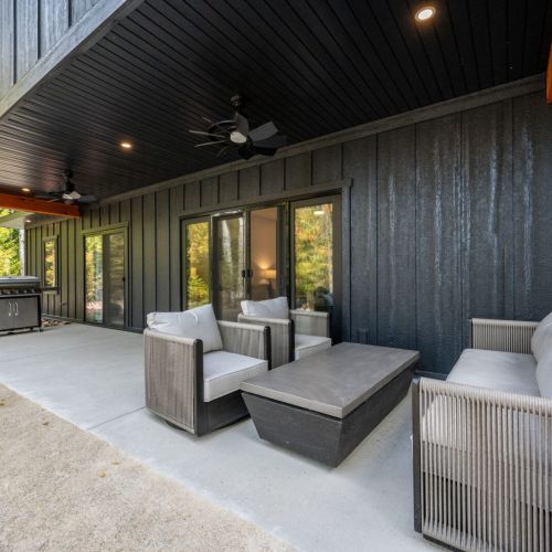 Modern and comfortable outdoor furniture allows you to effortlessly continue entertaining in the outdoor space.