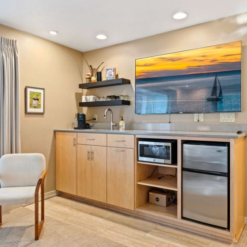 Prepare coffee and small meals and snacks in your very own private suite.