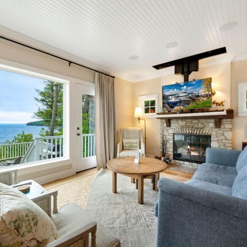 For added entertainment and convenience without disturbing the view, the TV seamlessly retracts into the ceiling.