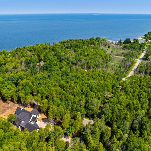 Enjoy favorites like Main Street Market, Hatch Distilling Co., and nearby Peninsula State Park—all just minutes away.