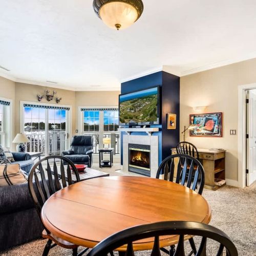 Club Cottage #4 boasts 2 king bedrooms and 2 en suite bathrooms, with queen-sized pull out couch for additional guests. Enjoy amenities such as indoor fireplace, jacuzzi tub, in-unit washer and dryer and a well-stocked kitchen for all you need to pre