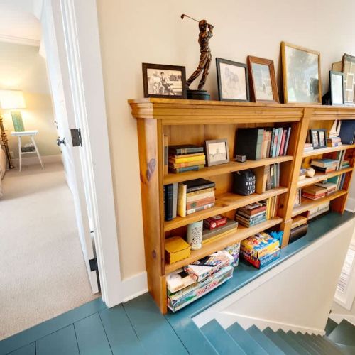 Along the staircase you'll find a collection of books and board games, perfect for relaxation and connection.