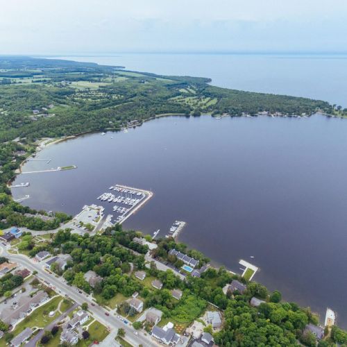 Beautiful Egg Harbor is centrally located in Door County