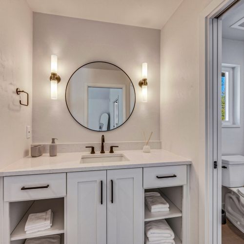 Full Bathroom in the upstairs loft.