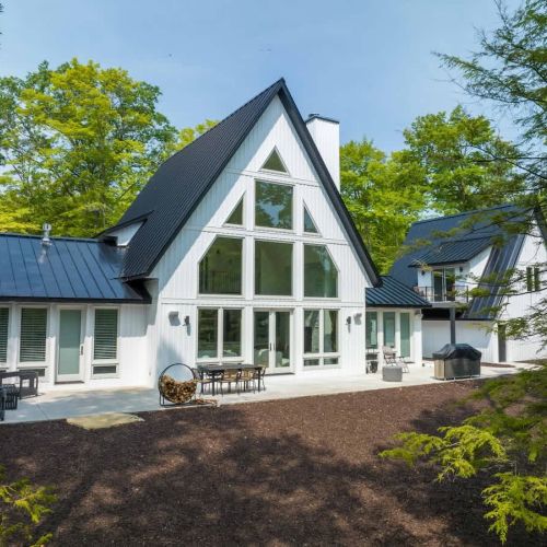 Welcome to Lakeshore Luxe, a luxurious 4-bedroom, 3.5-bathroom retreat in Jacksonport, WI. This unique and spacious home is ideal for families, couples, or friends seeking a peaceful Door County getaway with stunning lake views. Enjoy the privacy and