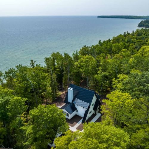 Welcome to Lakeshore Luxe, a luxurious 4-bedroom, 3.5-bathroom retreat in Jacksonport, WI. This unique and spacious home is ideal for families, couples, or friends seeking a peaceful Door County getaway with stunning lake views. Enjoy the privacy and