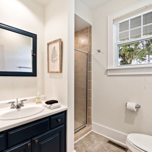 Full Bathroom in the Bayside Cabin