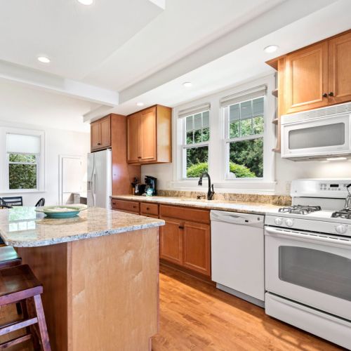 The large, well-equipped kitchen offers everything you need for easy meals or leisurely dinners at home.