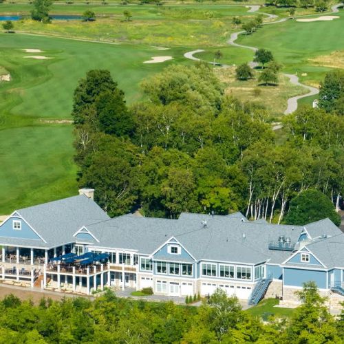 During your stay, you'll have privileged access to a range of amenities. Start your day with sumptuous dining at the club's exquisite restaurants, where every meal becomes a memorable experience. Overlooking the 18th green and the waters of Green Bay