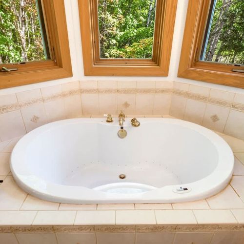 Sink right in and enjoy a relaxing bath in our primary ensuite jacuzzi bath tub.