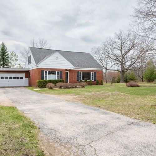 Located a minute from the heart of downtown Egg Harbor, Cherry Brick Cottage is a lovingly restored 3-bedroom, 2-bathroom home that blends Door County history with thoughtful modern touches.