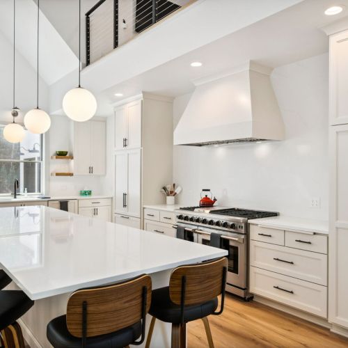 Sleek, spacious, and ready to host your crew. The fully equipped kitchen at Point Beach features high-end appliances, clean Scandinavian design, and plenty of room for cooking, gathering, and making memories